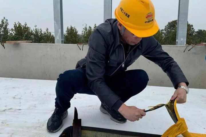 王文志撕开劣质的弹性垫层
