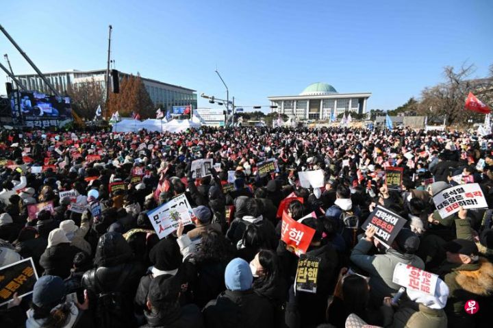 韩国总统紧急戒严令引发社会和政界强烈反弹，数十韩裔美国人白宫外集会呼吁制裁尹锡悦 ...