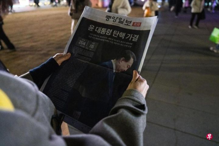 在野党阵营二次提出韩国国会成功弹劾尹锡悦总统职权随即被停止最终命运交宪法法院裁决 ... ...