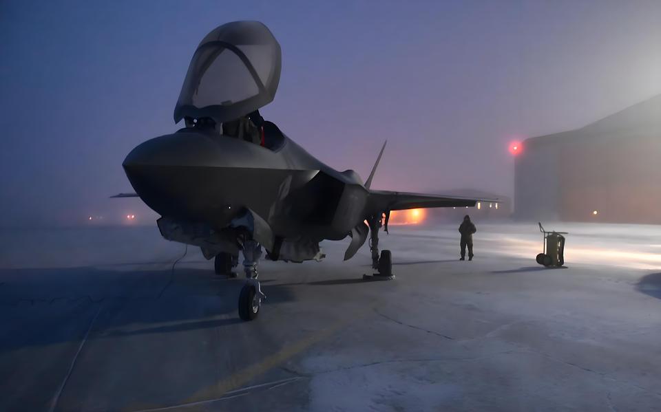美军部署在格陵兰岛图勒空军基地的F-35战机