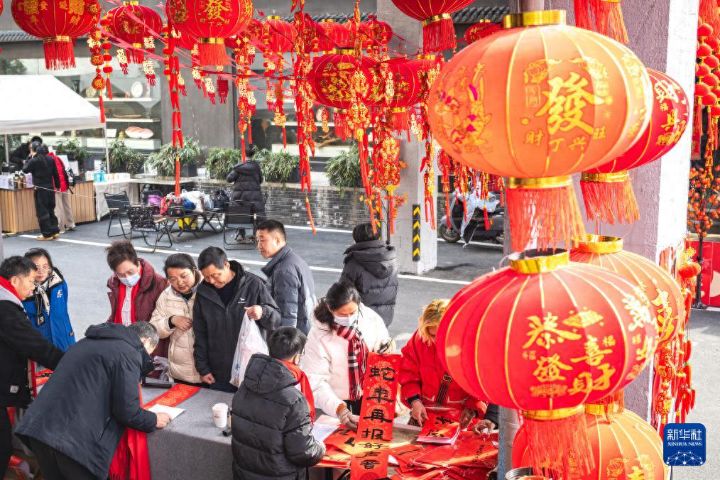 年货购物车载满美好生活：临近春节置办年货，人们赶集市办年货处处都洋溢浓浓的年味儿 ...