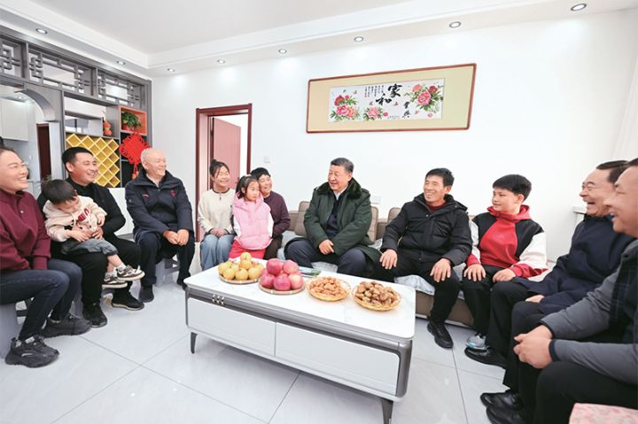 习近平在葫芦岛市绥中县明水满族乡祝家沟村考察时，同村民王宝维一家围坐一起拉家常 ...