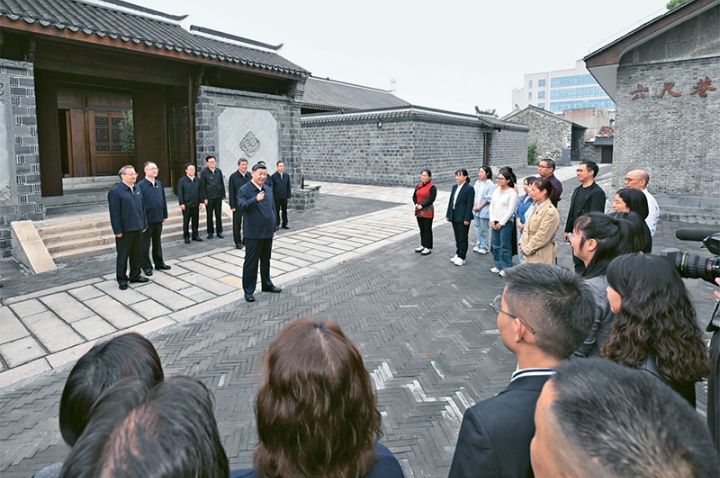 习近平在安庆桐城市六尺巷考察时，同当地居民和游客亲切交流