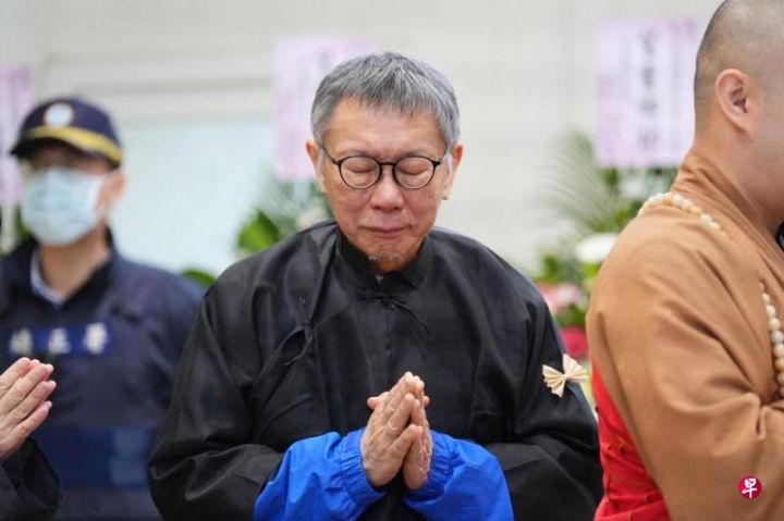 因涉嫌贪污及政治献金案而被羁押禁见台湾民众党前主席柯文哲穿囚服出席父亲告别式哽咽痛哭 ...