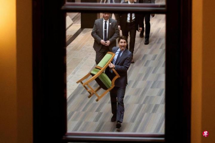 加拿大执政党选举出新党魁与总理人选，现任总理特鲁多启动权力交接并把他在众议院座椅搬走 ...