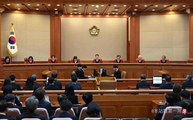 尹锡悦宣布戒严不符合国家危机的法律要求，韩国宪法法院八名法官一致支持弹劾尹锡悦 ...
