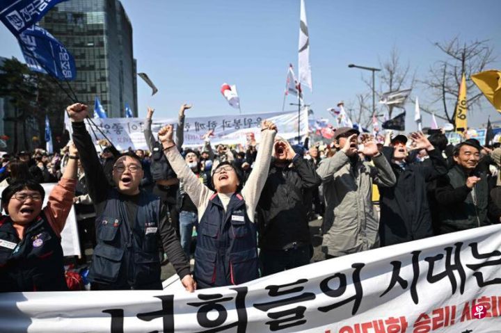 韩国宪法法院全票一致通过总统尹锡悦弹劾案正式宣布尹锡悦因发布紧急戒严令而被罢免 ... ...