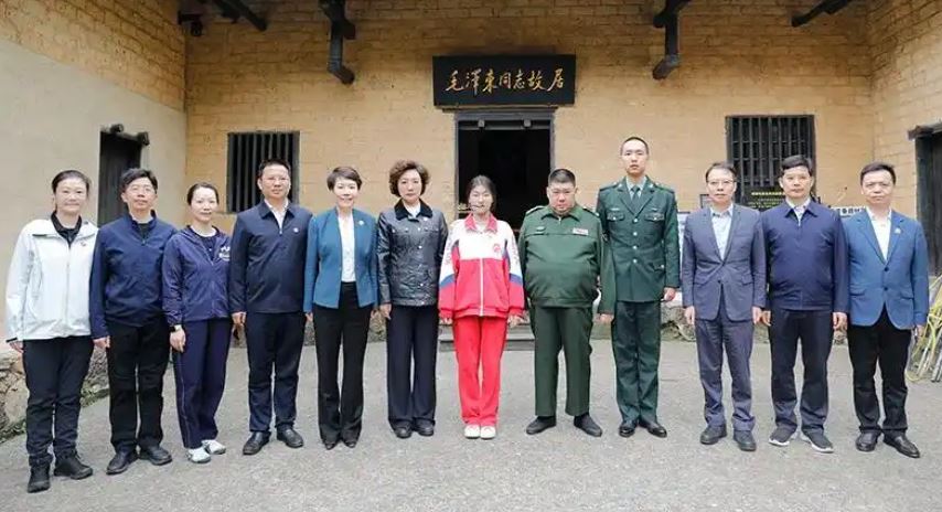 毛新宇携妻子刘滨、儿子毛东东、女儿毛甜懿回到韶山祭祖毛氏后人清正廉洁严格要求自己