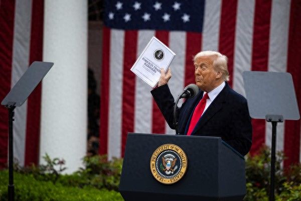 美媒：特朗普加征关税政策在美国制造混乱而不会达到目的，反而增强中国在全球经济实力 ...