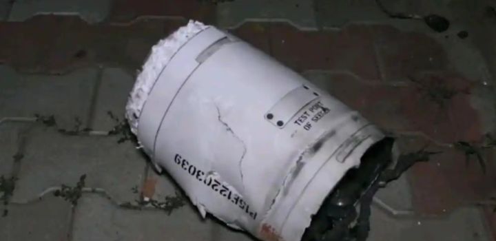 疑似为中国PL-15E空对空导弹的残骸，残骸上明显可见序列号与标有“导引头测试口”的舱门 ...