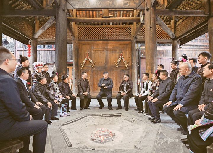 习近平在黔东南州黎平县肇兴侗寨考察时，在信团鼓楼同村干部和村民代表围坐在火塘边，共话乡村全面振兴 ...