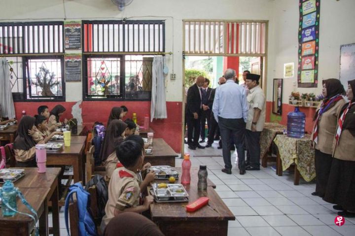 推行过于仓促食品安全把关不足存在系统性疏漏印尼免费营养餐计划一再发生集体中毒事件 ...