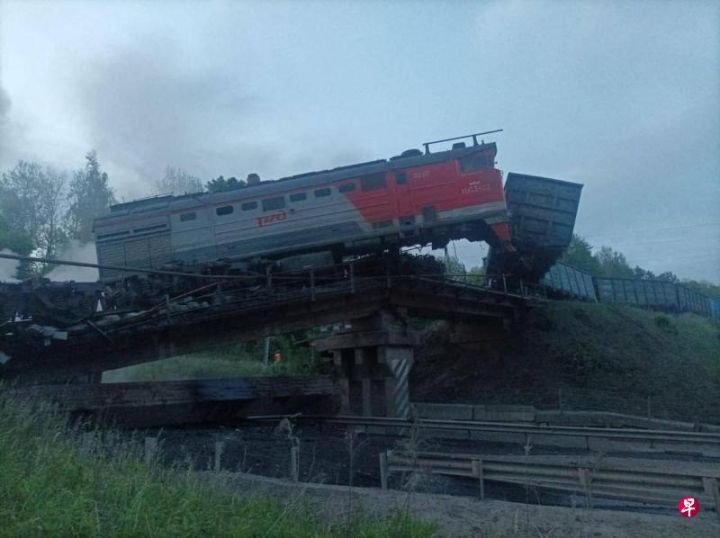 桥梁据称系遭炸毁，俄罗斯与乌克兰接壤西部边境再次发生桥梁坍塌事故一货运火车坠桥 ...