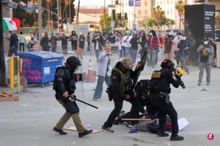 美国联邦执法人员逮捕非法移民不人道强硬手段引发群众抗议，一些民众因肢体冲突被拘留 ...