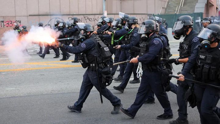 非法移民该不该抓？洛杉矶骚乱背后不简单：特朗普突破30年惯例