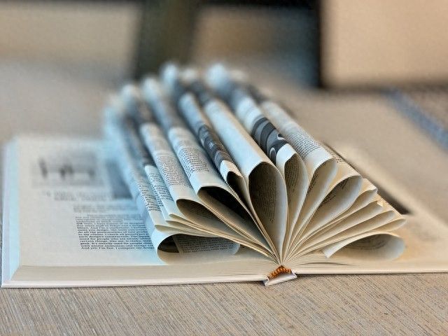 如今报纸已无人问津然而印刷机却依然轰鸣不停报社还在大量印刷，到底是哪些人还在看？ ...