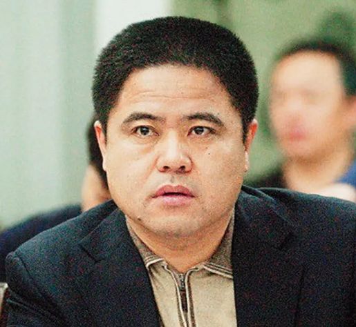 涉案超31亿的外逃鸡西市原副市长李传良：名下18家公司、房子上千处，曾让人用拉杆箱装500万现金转移 ...