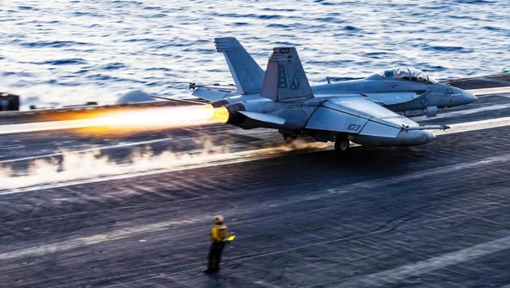 美军尼米兹号航母所属MH-60R海鹰直升机和FA-18F超级大黄蜂舰载机于周日在南海接连坠毁 ...