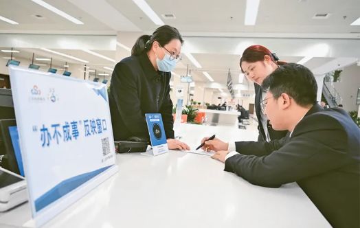 　　求是：对“躺平式干部”必须说“不”  　　长安街知事消息，2025年第21期《求是》杂志发表题为《对“躺 ...