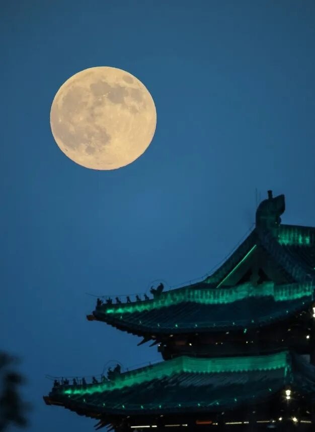 超级月亮在连云港现身：当月球运行至近地点附近又恰逢满月时刻，这奇妙的巧合便造就了 ...