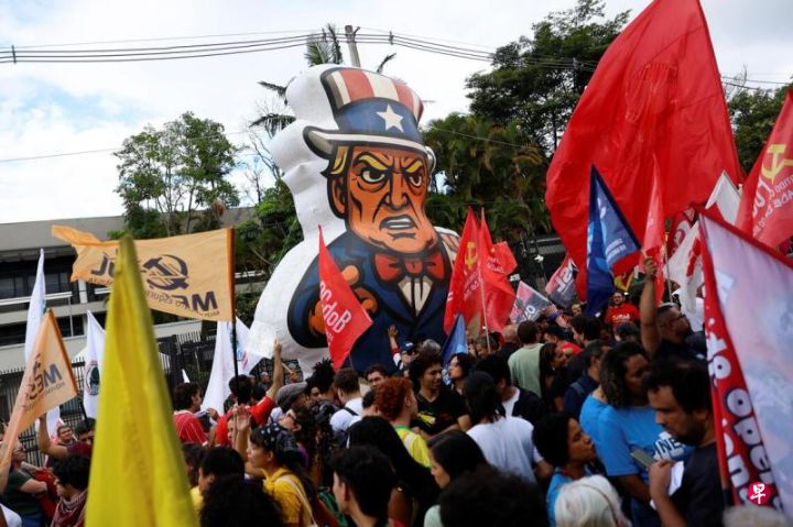 图为巴西圣保罗，人们在当地时间星期一（1月5日）游行抗议美国特朗普政府对委内瑞拉的袭击行动 ...