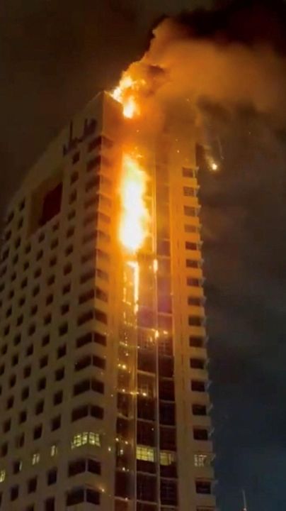 在科威特军方报告遭遇无人机袭击后，首都科威特城的一栋高层建筑燃起大火 ...