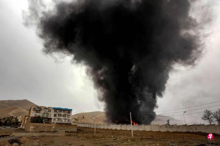 伊朗储油设施爆炸导致大量有毒物质进入大气带来污染美国对以袭击伊朗燃料存储设施不满 ... ...