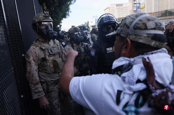 美国全境数千个城镇当天再次爆发“无王”示威，洛杉矶千人包围政府大楼两人被捕 ...