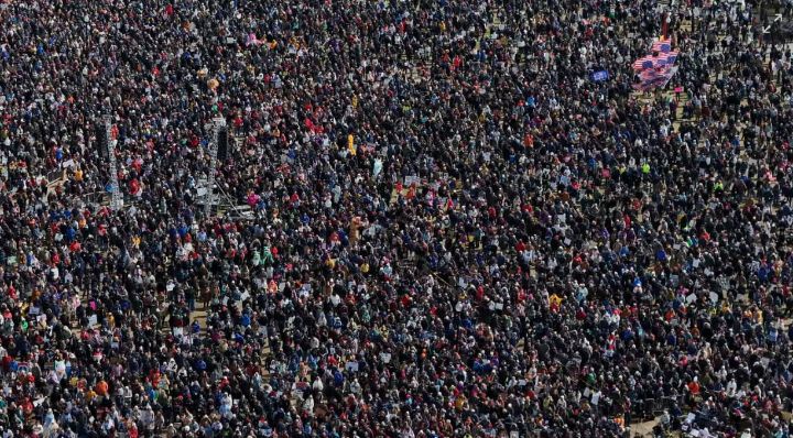 街头挤爆、标语刷屏“不要国王”怒火席卷全球，反对特朗普政府“威权化”倾向多项政策 ...