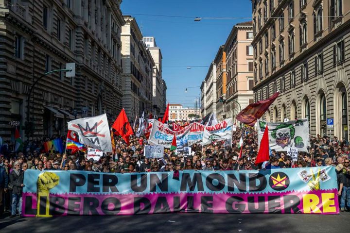 街头挤爆、标语刷屏“不要国王”怒火席卷全球，反对特朗普政府“威权化”倾向多项政策 ...