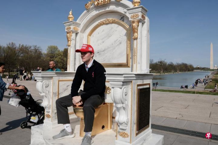 配得上国王的宝座：美国国家广场金马桶艺术品讽刺特朗普在分裂、冲突和动荡中翻修白宫 ...