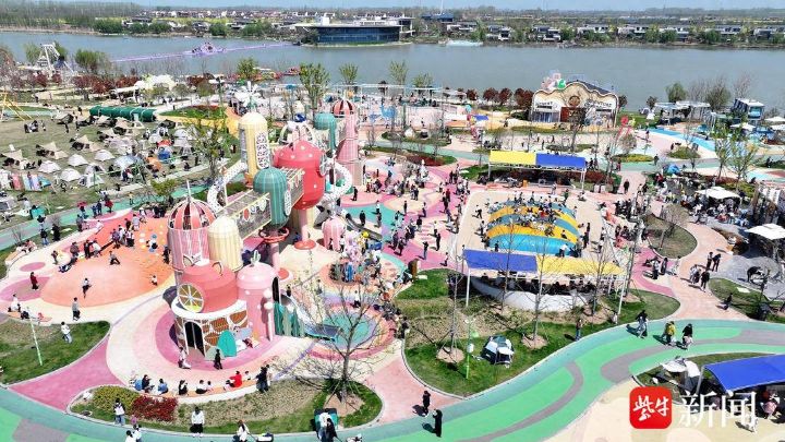 看苏超游乡村绿茵激战正酣乡村烟火正浓，苏超第二现场点燃乡村夜经济消费、人气双攀升