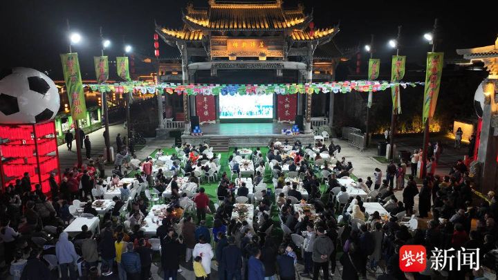 看苏超游乡村绿茵激战正酣乡村烟火正浓，苏超第二现场点燃乡村夜经济消费、人气双攀升