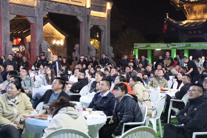 看苏超游乡村绿茵激战正酣乡村烟火正浓，苏超第二现场点燃乡村夜经济消费、人气双攀升