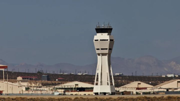 美军一架B-52轰炸机在加州空军基地坠毁，机上8名机组人员据信已全部死亡